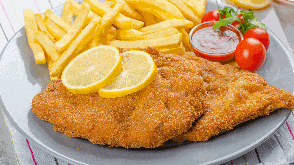 © Shutterstock Schnitzel mit Pommes © Shutterstock