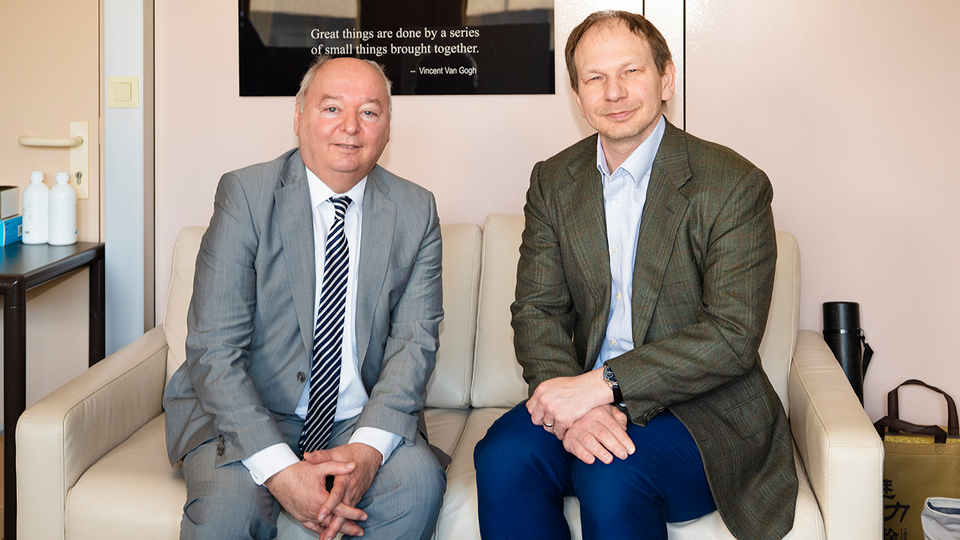 Praxis trifft Forschung:  Mag. pharm. Heinz Haberfeld und Univ.-Prof. Dr. Markus Zeitlinger  leiten den APOkongress 2026  in Schladming. Die &uuml;ber  600 Teilnehmer:innen erwartet  ein forderndes Programm von  Onkologie bis Dermatologie. &copy;  Irene Senn