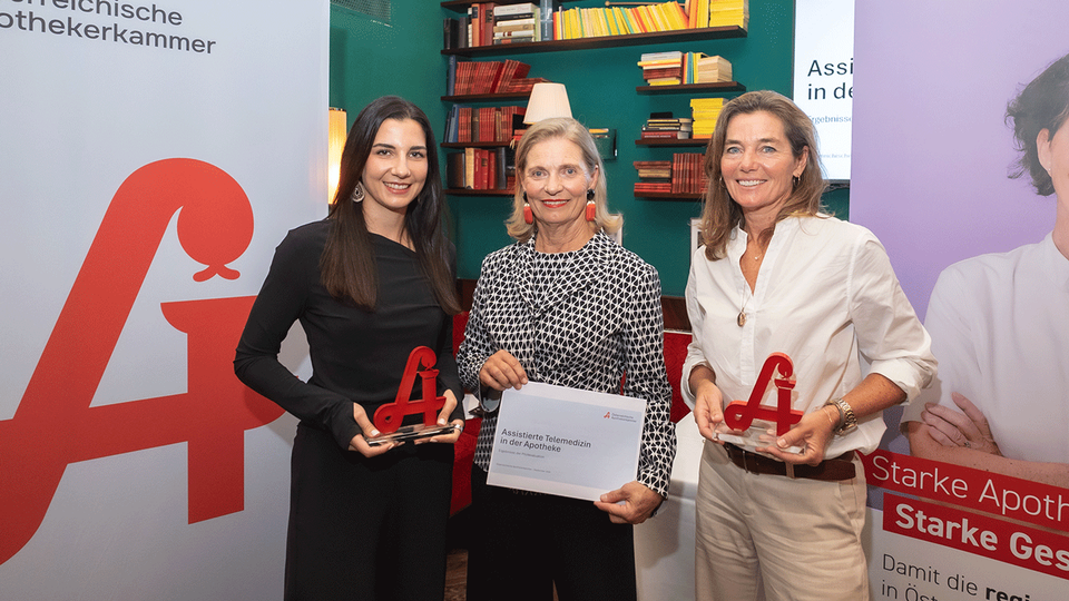 Kammerpr&auml;sidentin Ulrike Mursch-Edlmayr (Mitte) pr&auml;sentierte die Ergebnisse des Telemedizin- Pilotprojekts mit den Apothekerinnen Teresa Kriechbaumer (O&Ouml;, l.) und Caroline Frauendorfer (Wien, r.) &copy; &Ouml;eAK_David_Bohmann