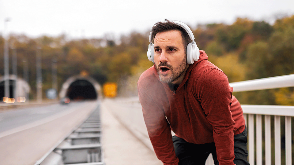 Umfangreiches Ausdauer&shy;training, fehlende Regene&shy;rationsphasen und Training in Herbst und Winter erh&ouml;hen bei Sportler:innen das Risiko f&uuml;r akute Atemwegserkrankungen. &copy; Shutterstock