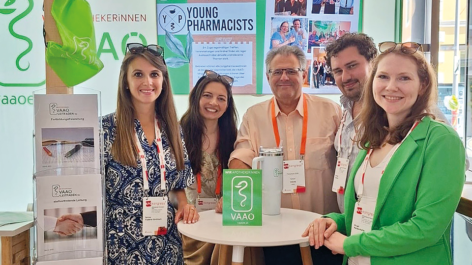 Gute Laune, gute Gespr&auml;che &ndash; das VAA&Ouml;-Team freute sich &uuml;ber die vielen Besucherinnen und Besucher: Die K&auml;rntner Landesgruppenobfrau Selina Fladerer-Grollitsch, VAA&Ouml;-Juristin Judith Winkler, VAA&Ouml;-Direktor Norbert Valecka sowie die Young Pharmacists Gerold Evanzin und Birgit Reisenhofer (v.&thinsp;l.&thinsp;n.&thinsp;r.). &copy; VAA&Ouml;