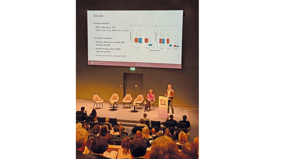 Thorsten Bischof präsentiert die Studie. © Österreichische Apothekerkammer