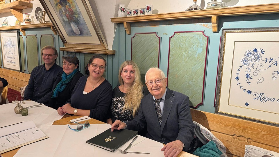 Mag. pharm. Elisabeth Zeiringer und Mag. pharm. Petra Griesser mit einer Kollegin und Überraschungsgast Prof. Dr. Bernd Mader. © beigestellt