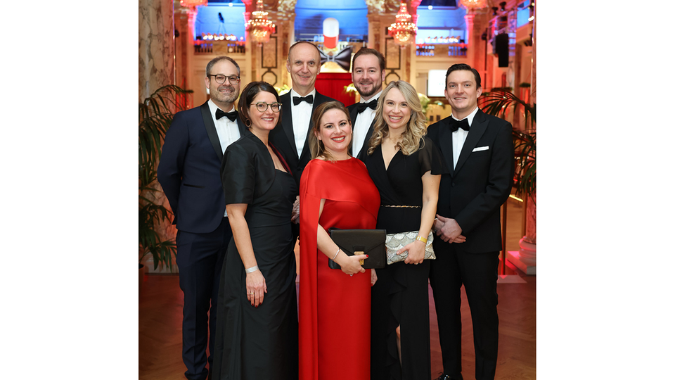 Stv. Kammeramtsdirektorin Mag. Elisabeth Zimmerer (Mitte) mit (v.&thinsp;l.&thinsp;n.&thinsp;r.)  Mag. Andreas Eichtinger, Mag. pharm. Monika Wolfram, Wolfgang M&uuml;ller,  Dr. Stefan Brenner, Viktoria Forster und Mag. Franz Ferrari (alle Apothekerkammer).   &copy; Katharina Schiffl, Mag. pharm. Malena Brenek