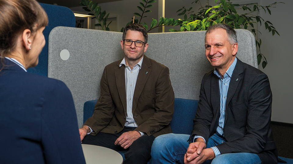 AMVS-Gesch&auml;ftsf&uuml;hrer Christoph Lendl, MSc (links) und  AMVS-Customer Manager DI Dr. Daniel Dangl im Gespr&auml;ch  mit der &Ouml;AZ: &bdquo;Das System ist ausgereift, die Apotheken  sind vorbereitet &ndash; jetzt geht es darum, die Routine  ohne Netz und doppelten Boden fortzusetzen.&ldquo;  &copy; Christoph Schipp