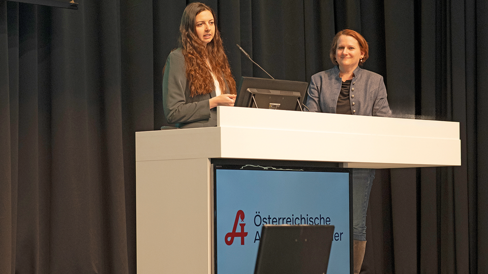 Mag. iur. Judith Winkler und Mag. pharm. Catherine Bader vom VAA&Ouml; erl&auml;uterten die neuen kollektivvertraglichen Regelungen zur verpflichtenden Fortbildung. &copy;   Mag. pharm. Irene Senn, Ph