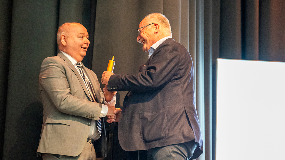 Das Gold ist nicht echt &ndash; die Anerkennung schon: Mag. pharm. Heinz Haberfeld bedankte sich  im Namen des Auditoriums bei Mag. pharm. Dr.  Gerhard Kobinger f&uuml;r seinen unerm&uuml;dlichen Einsatz. &copy; Mag. pharm. Irene Senn, PhD