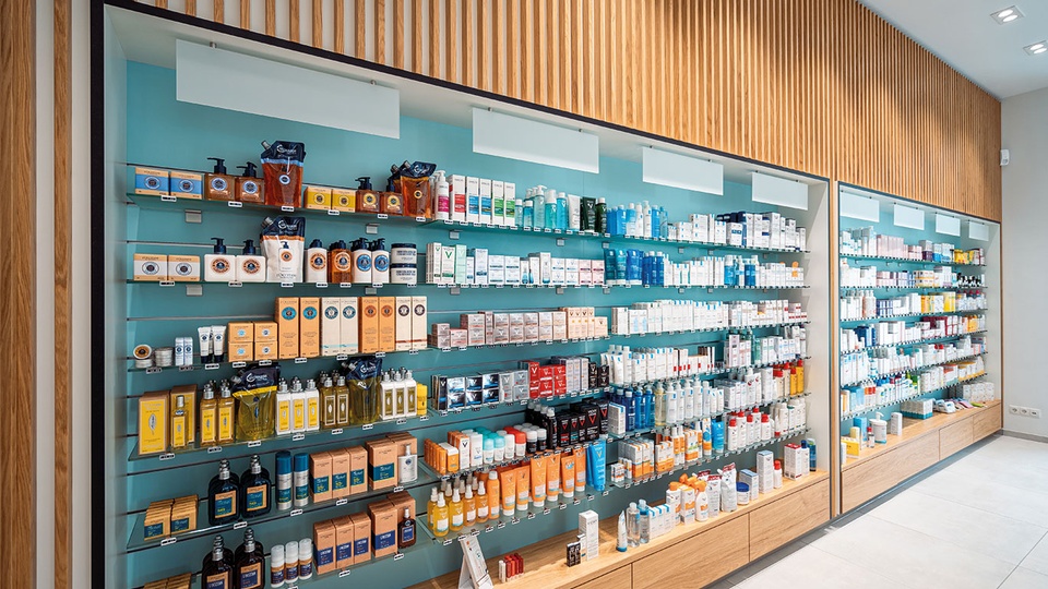 In der Apotheke in Kirchbichl (Tirol) dominiert edles Echtholzfurnier in Eiche, gestaltet von der Tischlerei Norer. © Norer Tischlerei GmbH