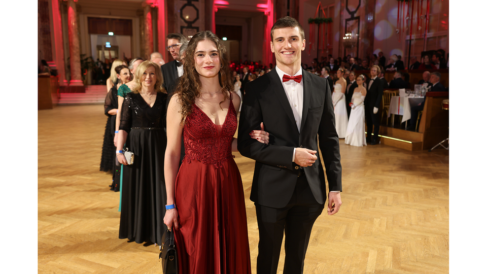 Der 81. Ball der Pharmazie  z&auml;hlte insgesamt 3.014 G&auml;ste  aus 29 Nationen &ndash; darunter  906 Studierende. Hier im Bild  die Pr&auml;sidentin des AF&Ouml;P, Sonja Glamočlija, mit Begleitung   &copy; Katharina Schiffl, Mag. pharm. Malena Brenek