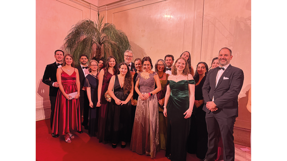   VAA&Ouml;-Vizepr&auml;sidentin Mag. pharm. Susanne Ergott-Badawi mit dem Wiener Stadtrat Peter Hacker, den VAA&Ouml;-Landesgruppenobfrauen aus Ober&ouml;sterreich,  Mag. pharm. Elisabeth Frech, sowie aus K&auml;rnten,  Mag. pharm. Selina Fladerer-Grollitsch, und Mag. Ursula Thalmann und Mag. Judith Winkler aus der VAA&Ouml;- Rechtsabteilung. Auch das Team der Young Pharmacists war stark vertreten und genoss mit seiner Pr&auml;sidentin  die Ballnacht. &copy; Katharina Schiffl, Mag. pharm. Malena Brenek