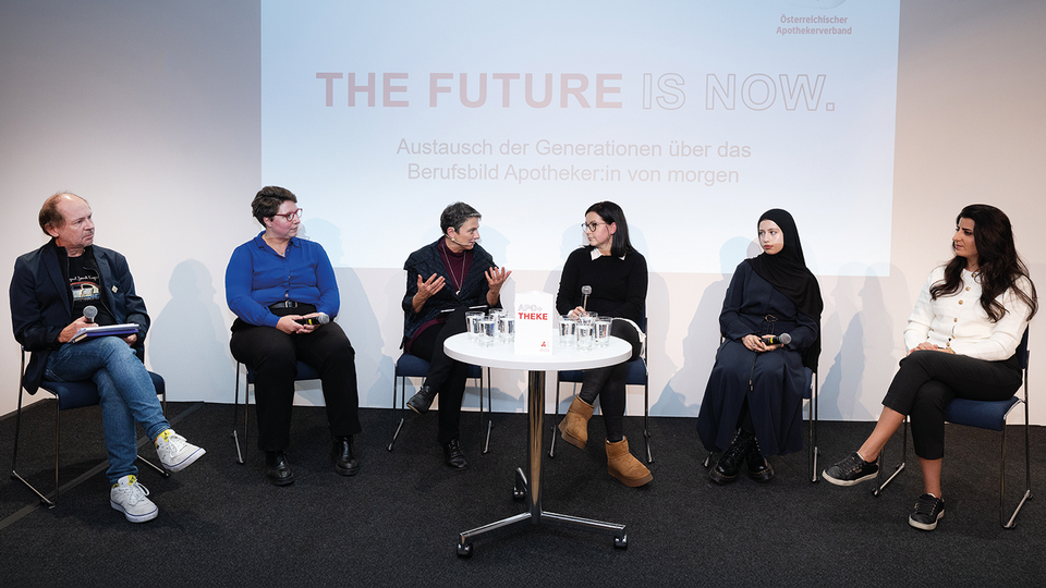 V. l. n. r.: Dr. Matthias König (ÖAV), Univ.-Prof. Dr. Anita Weidmann (Universität Innsbruck), Dr. Elisabeth Oberzaucher (Moderation),  Dr. Janine Griesser (Apothekerin und Influencerin), Iman Gafur und Berfin Acikbas (beide Studierende der Universität Innsbruck) © Martin Vardony
