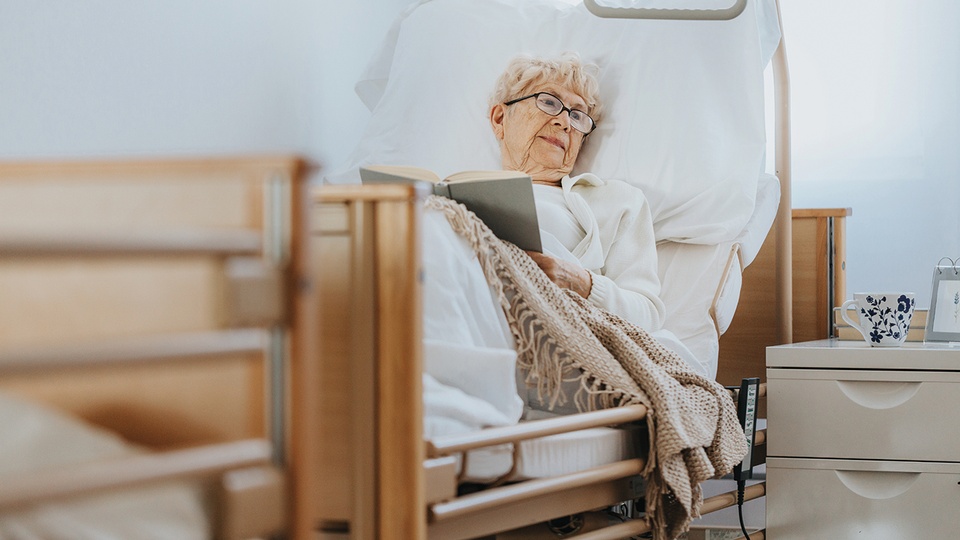 © iStock Pensionistin im Krankenhaus © iStock