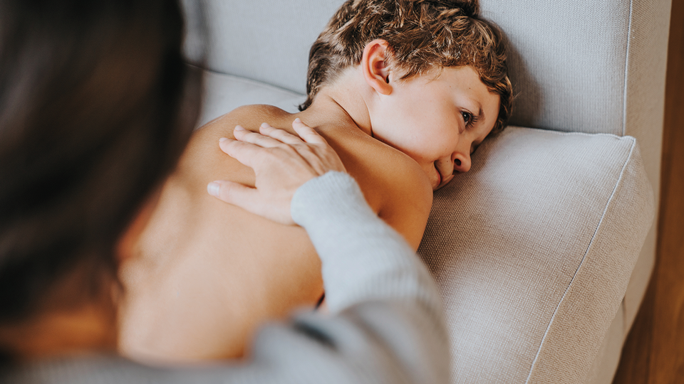 Bei kleinen Kindern kann das behutsame  Auftragen und Einmassieren von Nachtkerzen&ouml;l  am R&uuml;cken unterst&uuml;tzend wirken. &copy; iStock