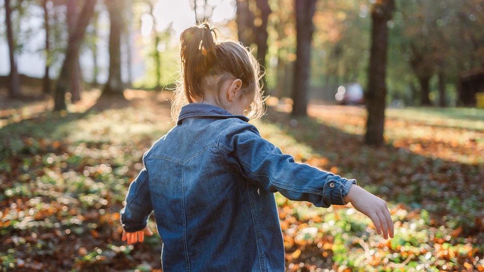 © iStock Viel Zeit im Freien, regelmäßige Bildschirm- pausen und frühe augenärztliche Untersuchungen sind die effektivsten Maßnahmen, um Kinderaugen gesund zu halten. © iStock