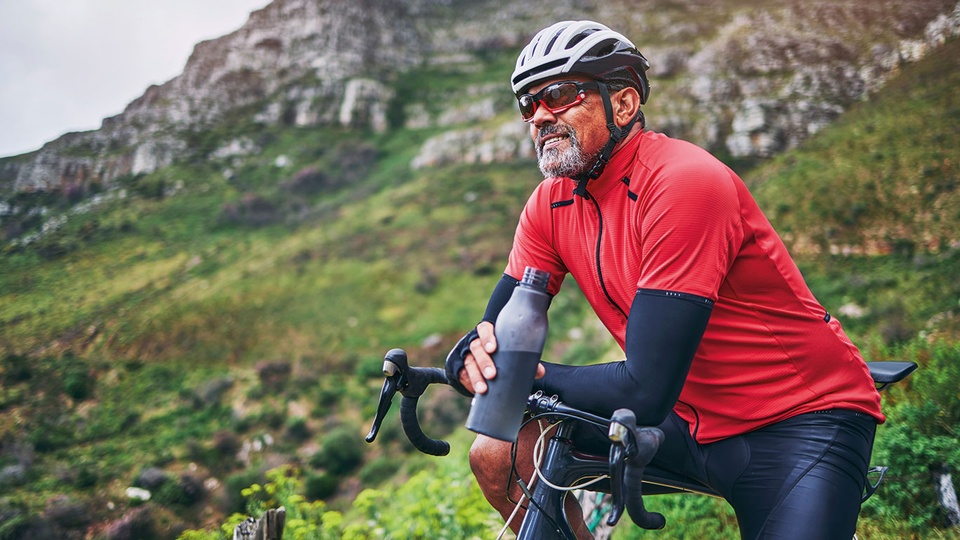 Gezielte, angepasste und schonende  Bewegung stärkt Muskeln, verbessert die  Ausdauer und fördert die allgemeine Fitness.  © iStock