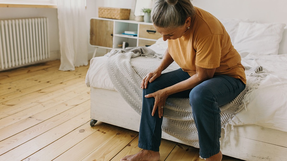 Arthrosen in Knie-, Hüft-, Hand-, Finger- und Wirbelgelenken äußern sich anfänglich durch Anlaufschmerz, Ermüdungs- und Belastungsschmerz. Der Verlauf schwankt oft ohne erkennbare Ursache – Faktoren wie Kälte oder Nässe können die Schmerzen verstärken. © iStock