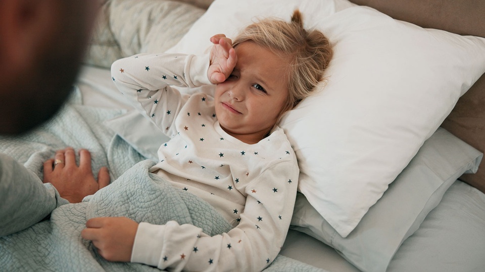 Kind am einschlafen &copy; iStock