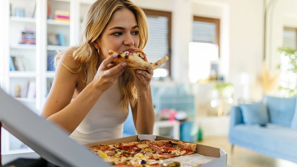 Mädchen, die regelmäßig Fast Food essen,  neigen vermehrt zu PMS und zu Dysmenorrhoe. Die im Fast Food enthaltenen gesättigten Fettsäuren scheinen den Progesteron-Metabolismus zu beeinflussen. © iStock