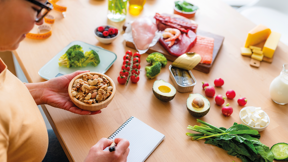 © iStock Für eine individuelle Ernährungs- therapie muss immer das Gesamtbild der Person miteinbezogen werden und sollte von erfahrenen Diätolog:innen und Ärzt:innen überwacht und regelmäßig evaluiert werden. © iStock