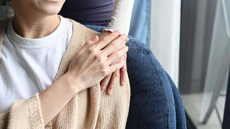 Um die seelische Last des Haarausfalls während der Chemotherapie zu lindern, können psychische Unterstützung, sanfte Pflege und in manchen Fällen „Scalp Cooling“ helfen. © Shutterstock