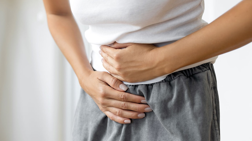 © iStock Die Symptomatik einer CDI setzt meist abrupt in Form einer Enterokolitis ein. Fieber, Blutabgänge, Dehydration oder Nierenversagen können schwere Verläufe begleiten. © iStock