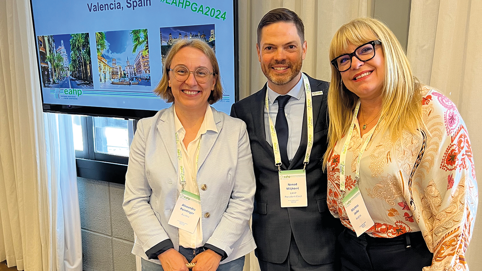 © Beigestellt Bestens vernetzt – Alexandra Pointinger (l.) mit EAHP-Präsident Nenad Miljković und AAHP-Präsidentin Martina Jeske auf der Generalversammlung der EAHP. © Beigestellt