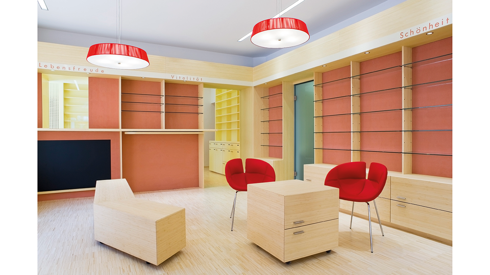 Drauapotheke in Villach: Im Innenraum der  Apotheke wurden warme Materialien verwendet. Eine „Sitztara“ ermöglicht die Bedienung gehbehinderter Personen oder längere Beratungsgespräche, die im Sitzen stattfinden können. © Michael Nagl