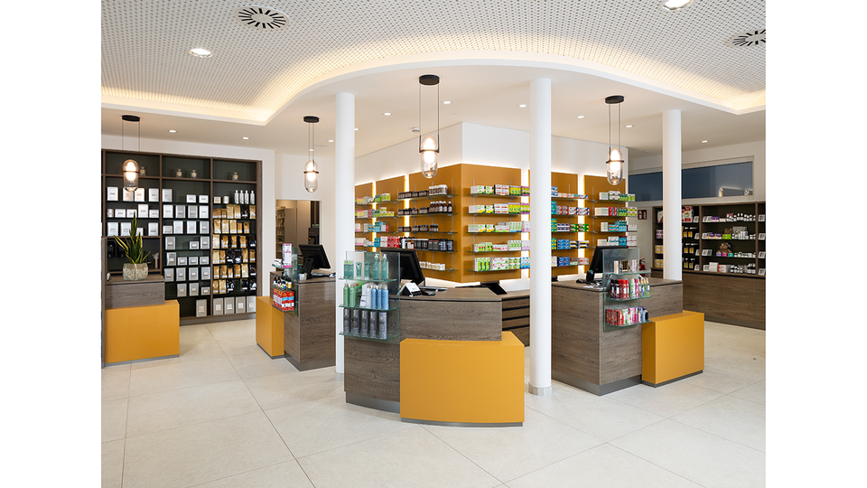 Die Apotheke zur Quelle in Mittersill wurde  im Juli 2025 eröffnet. Sie verfügt über einen  Beratungsplatz hinter der Highlightwand. © Klaus Mitterhauser