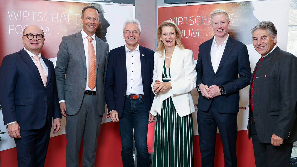 V. l. n. r.: Thomas W. Veitschegger, Alexander Hartl, Hans-Peter Hubmann (Vorsitzender Deutscher Apothekerverband), Alexandra Fuchsbichler,  Peter McDonald (Vorsitzender des Verwaltungsrats der ÖGK), Andreas Hoyer ©  Österreichische Apothekerverband/Oliver Wolf