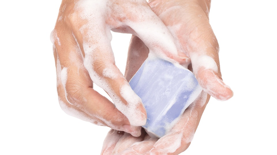 © Shutterstock Händehygiene für CDI- Patient:innen: 1. hygienische Händedesinfektion zur Inaktivierung vegetativer Clostridien 2. gründliches Händewaschen, um Sporen zuverlässig zu entfernen. © Shutterstock