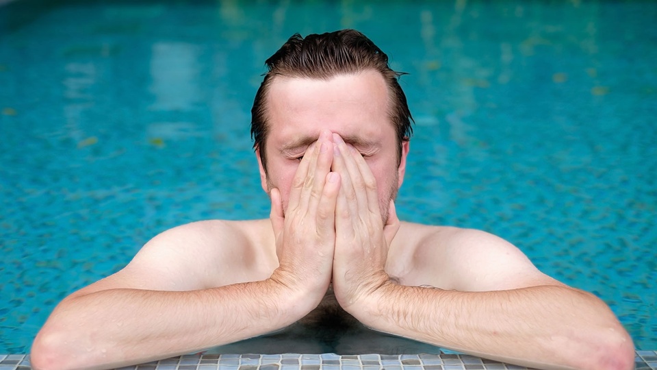 © Shutterstock Eine nichtinfektiöse Bindehautentzündung zeigt sich oft mit Tränenfluss, geröteten Augen, Augenbrennen und ausgeprägter Lichtscheu. Zu den Ursachen zählen kalter Wind, UV-Strahlen oder Chlorwasser („Badewasser-Konjunktivitis“). © Shutterstock