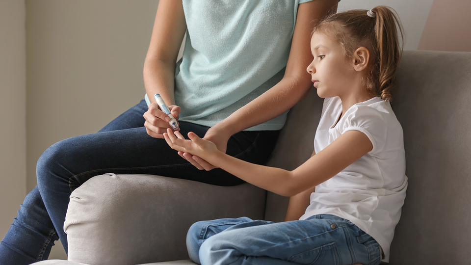 Buben verlieren durchschnittlich 15,  Mädchen sogar 17 Lebensjahre, wenn sich Typ-1-Diabetes vor dem 10. Lebensjahr manifestiert. © Shutterstock