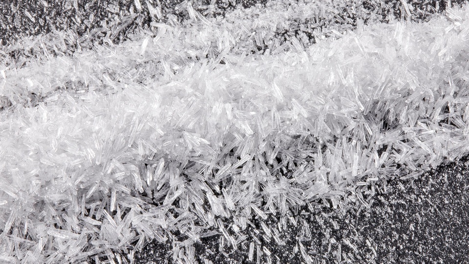 © Shutterstock Salicylsäure rekristallisiert nach dem Abkühlen aus übersättigten Lösungen vor allem dann, wenn sie mit Rizinusöl angerieben wurde. Besser ist das Verreiben mit Paraffinöl. © Shutterstock