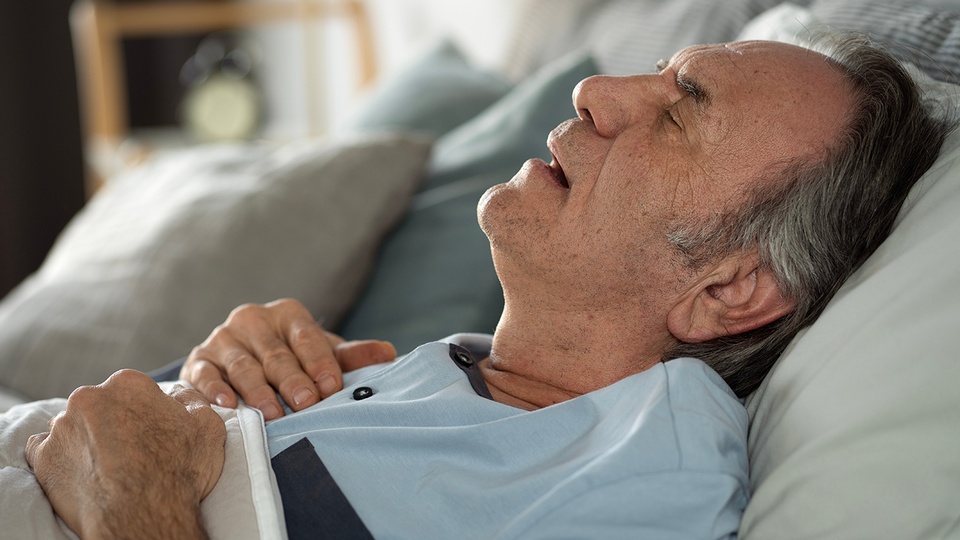 Bei älteren Menschen, chronisch Kranken oder immungeschwächten Patient:innen ist das Risiko für Komplikationen deutlich erhöht. © Shutterstock