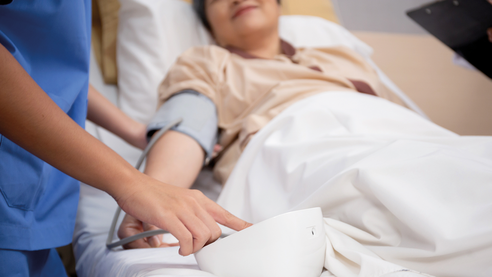 © Shutterstock Bei 16 % der Studienteilnehmer:innen zeigte sich Bluthochdruck nur in liegender Position. © Shutterstock