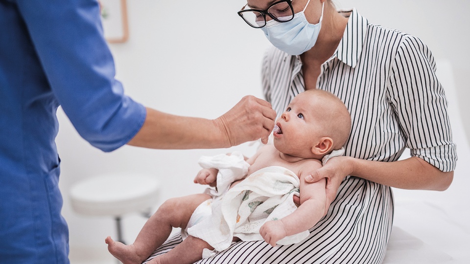 © Shutterstock Baby beim Arzt © Shutterstock