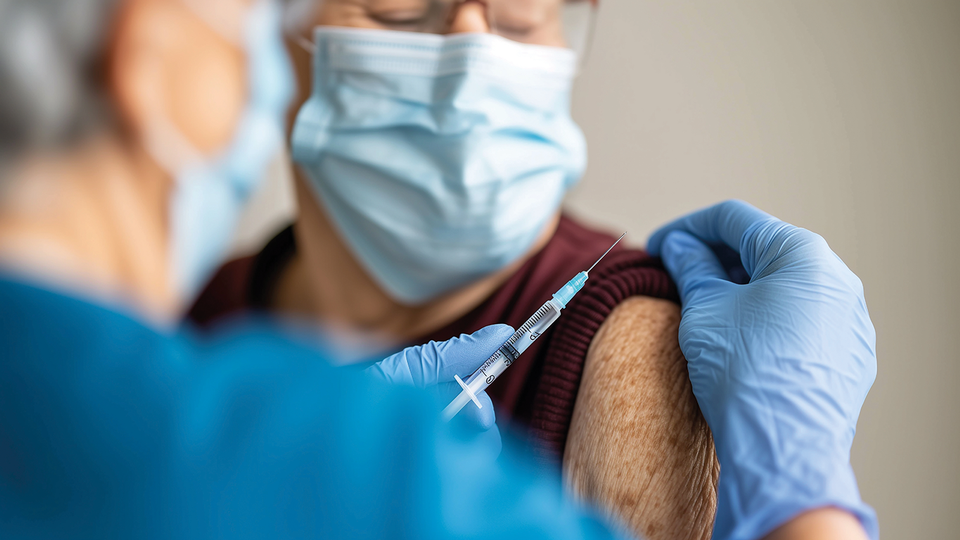 Vor allem für ältere Personen werden Impfungen gegen  Influenza, COVID-19 und Pneumokokken empfohlen,  um Lungenentzündungen zu vermeiden. © Shutterstock