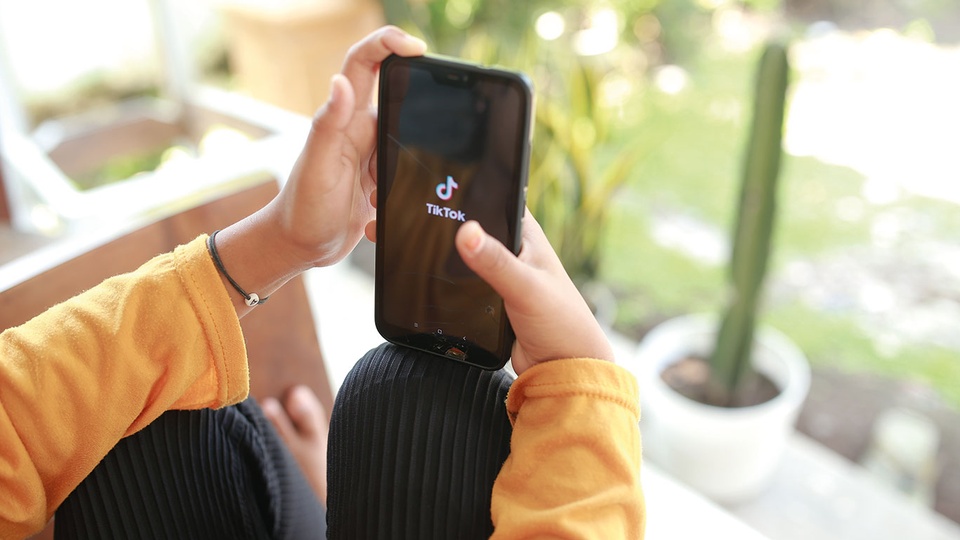 © Shutterstock Digitaler Sehstress wird vor allem durch lange Naharbeit am Bildschirm oder Smartphone ausgelöst. Besonders Kinder sind gefährdet, da sie digitale Geräte häufig in sehr geringem Abstand nutzen und kaum visuelle Pausen einhalten. © Shutterstock