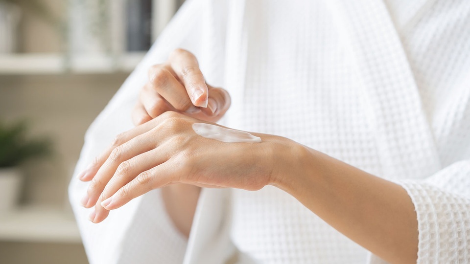 Die Wahl geeigneter Topika richtet sich nach der Jahreszeit: Im Sommer empfiehlt sich der Einsatz hydrophiler Präparate, während im Winter Externa mit höherem Fettgehalt vorzuziehen sind. © Shutterstock