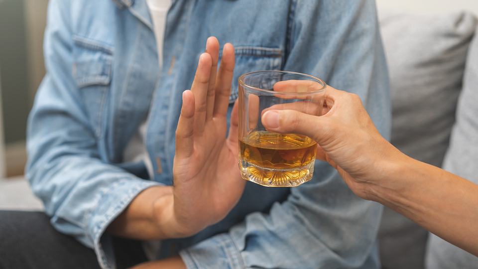 © Shutterstock Bitte auf Alkohol verzichten: Ethanol stört nicht nur die Bildung des Strukturbausteins Kollagen, sondern auch die Angiogenese. © Shutterstock