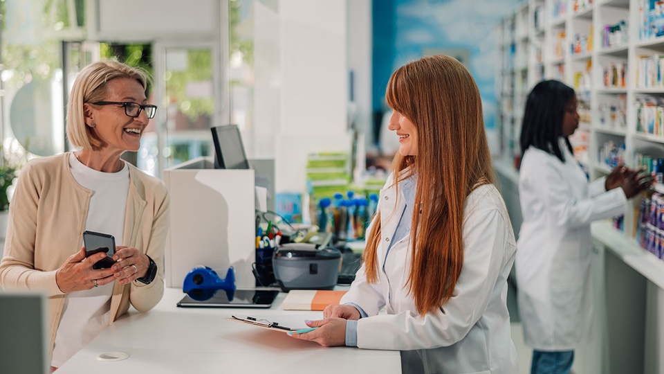 Frau in der Apotheke &copy; Shutterstock
