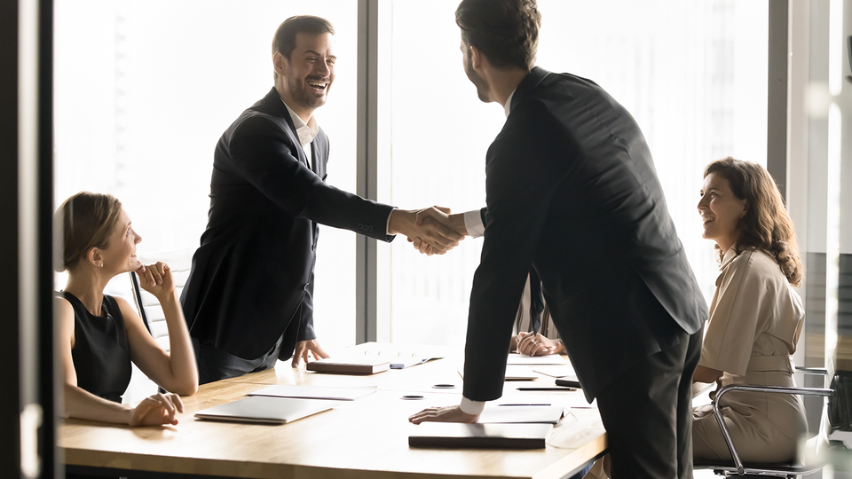 Unternehmer schütteln sich die Hand © Shutterstock