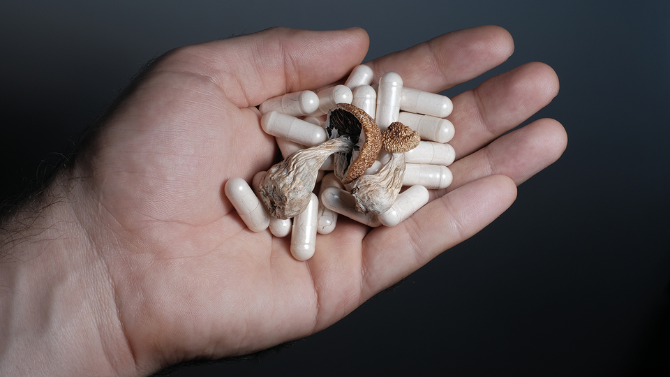 Die Auswahl des passenden Antidepressivums sollte sich nicht nur an der Wirksamkeit orientieren, sondern immer auch an Sicherheit, Vertr&auml;glichkeit, m&ouml;glichen Interaktionen und den individuellen Pr&auml;ferenzen der Patient:innen. &copy; Shutterstock