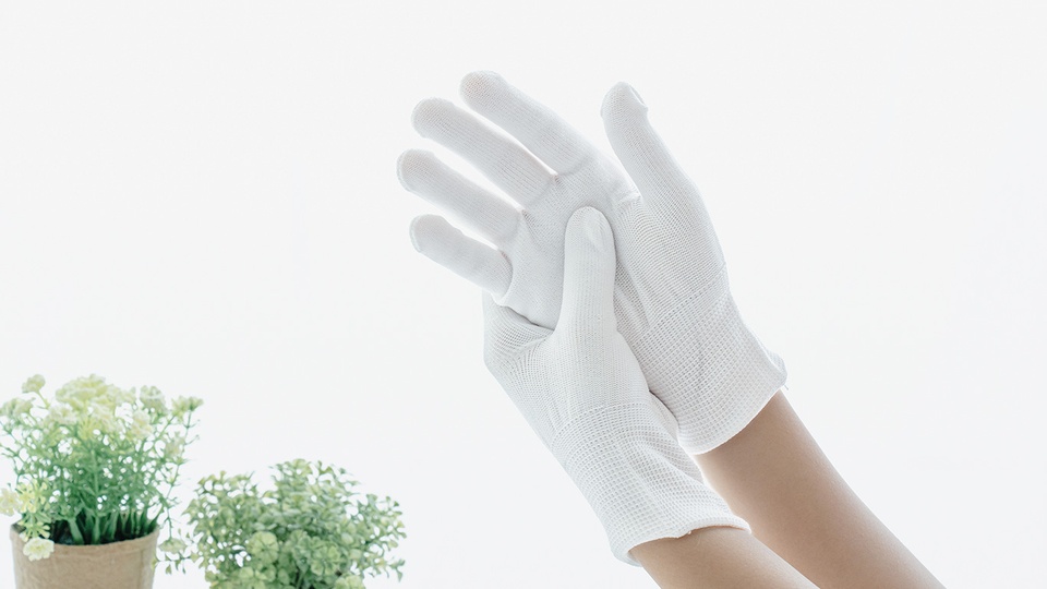 Zum Schutz der Hände oder wenn als Auslöser des Ekzems Substanzen nachgewiesen wurden, mit denen ein Kontakt unvermeidlich ist, helfen Baumwollhandschuhe. © Shutterstock