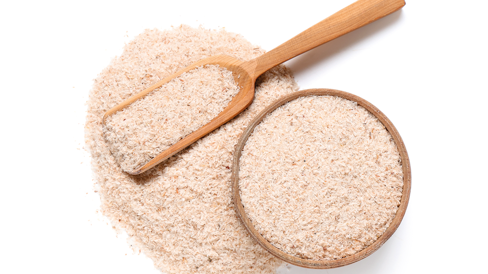 Kurzfristig kann die Einnahme isolierter Ballaststoffe &ndash; zum Beispiel Flohsamenschalen &ndash; hilfreich sein. &copy; Shutterstock