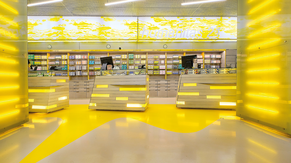 Humanitasapotheke in Wien 1210: Im Verkaufsraum kann  der Schubladenschrank des Generalalphabets entfallen.  Der dadurch gewonnene Platz kommt den Kund:innen zugute.  Vergrößerte Sichtwahlflächen bieten ein zeitgemäßes Kauferlebnis.       © Wolfgang Fürst