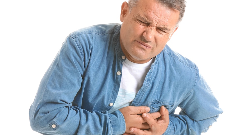 Mann mit Herzschmerzen © Shutterstock