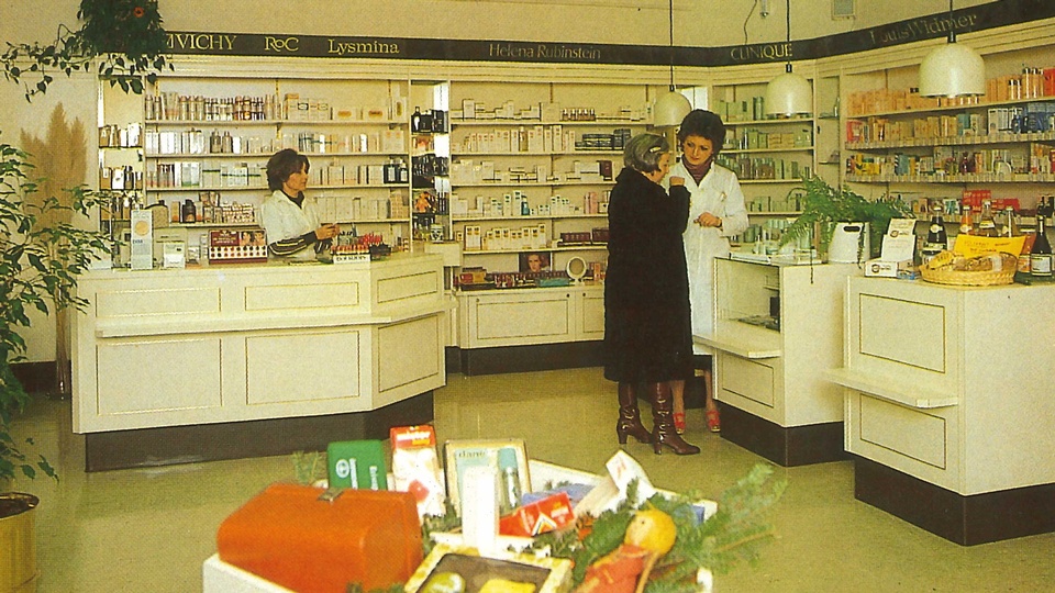 Kosmetik- und Reformgeschäft der St.-Anna-Apotheke © Klinger Apothekenbau