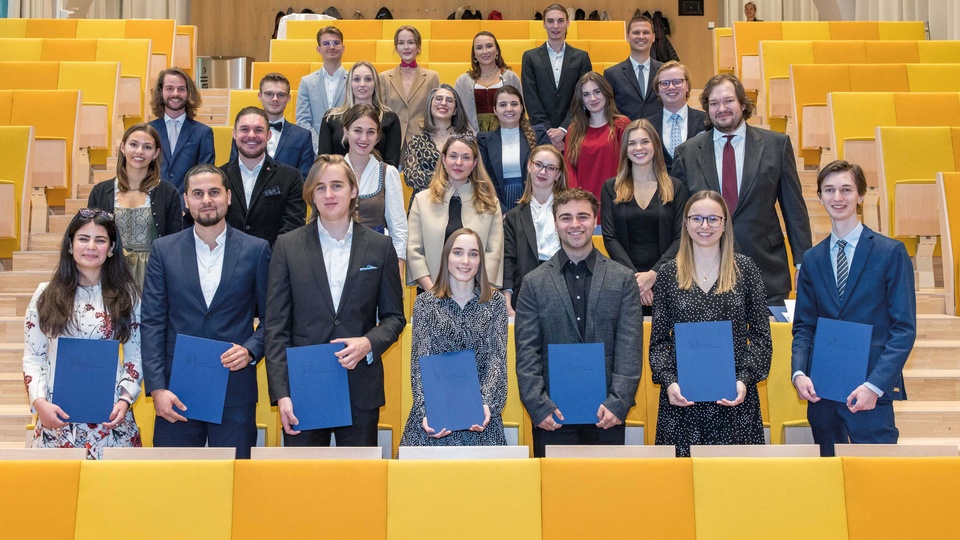 Insgesamt 29 Studentinnen und Studenten konnten sich über ihren Bachelor-Abschluss an der PMU freuen. © Wild & Team Fotoagentur GmbH