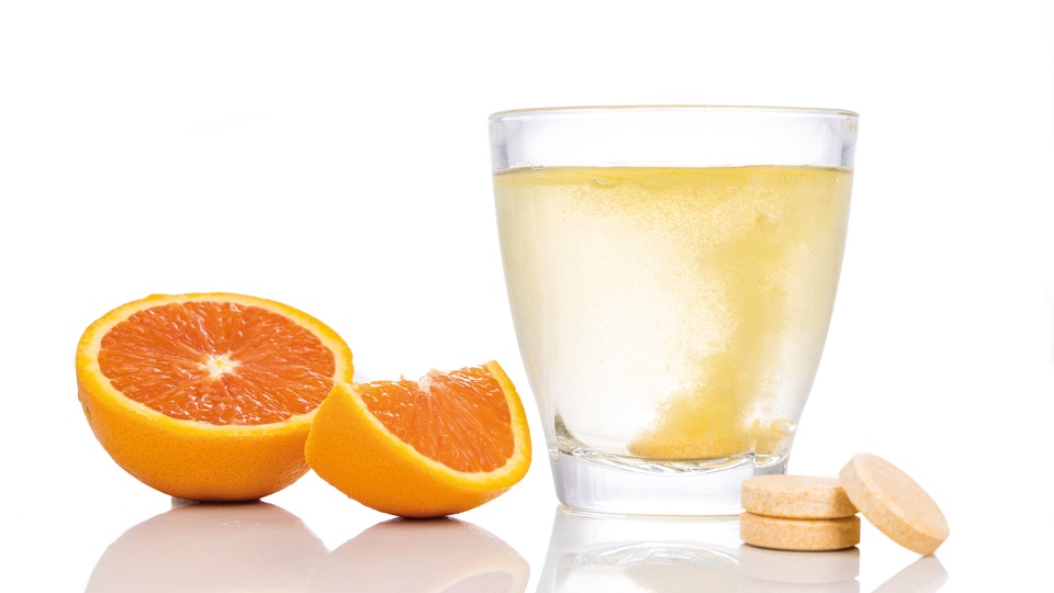 Bei einer beginnenden Erkältung empfiehlt es sich, das Immunsystem rasch mit hohen Dosen Vitamin C zu unterstützen. © Shutterstock